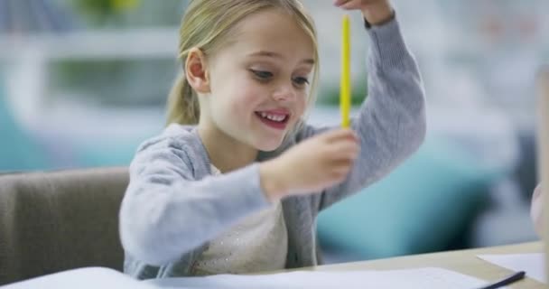 Onderwijs Thuisonderwijs Kind Aan Tafel Schrijven Boek Met Huiswerk Leren — Stockvideo