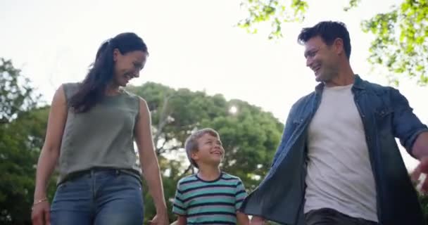 Szczęśliwa Rodzina Odkryty Zabawy Skakać Dzieckiem Wolność Uśmiech Dla Radości — Wideo stockowe