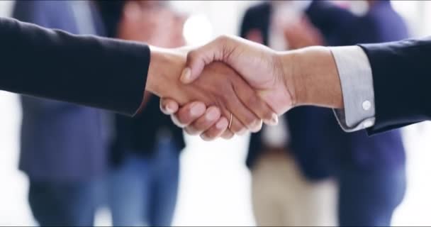 商界人士 会面时握手 并为伙伴关系 法律交易和B2B协议鼓掌 专业人员 公司客户或律师握手以求机会 谈判成功和称赞 — 图库视频影像