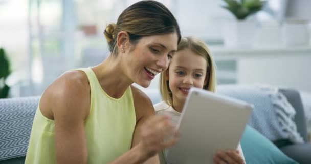 Lectura Madre Hijo Con Tableta Sofá Casa Relajarse Con Ebook — Vídeos de Stock