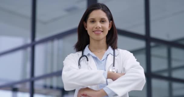 Doktorze Skrzyżowane Ramiona Twarz Szczęśliwej Kobiety Szpitalu Pomoc Obsługę Lub — Wideo stockowe