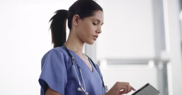 Tablet Arzt Und Gesicht Der Glücklichen Frau Krankenhaus Für Hilfe — Stockvideo