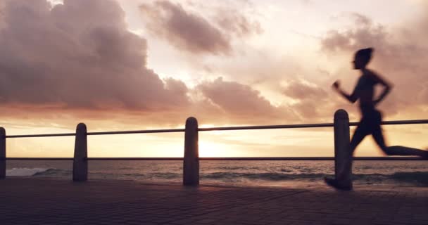 Vrouw Zonsondergang Silhouet Met Hardlopen Het Strand Voor Fitness Snelheid — Stockvideo