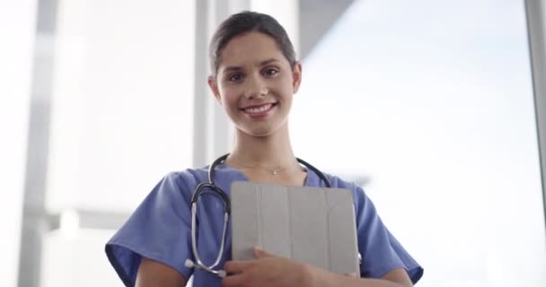 Arzt Tablette Und Gesicht Einer Glücklichen Ärztin Krankenhaus Für Hilfe — Stockvideo