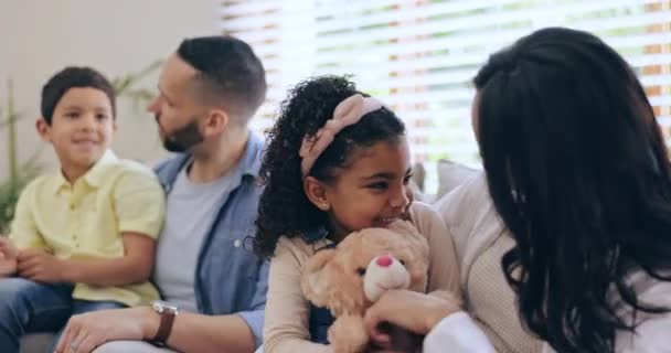 Ouders Lachende Ouders Moeder Met Kinderen Thuis Voor Zorg Veiligheid — Stockvideo