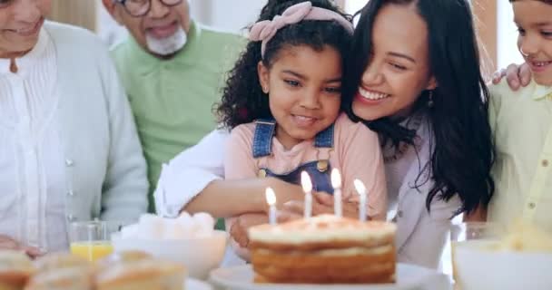 ハッピーファミリー 小さな女の子 誕生日ケーキ お祝い ろうそくのハグは 自宅で一緒に特別な日のための喜びのために 祖父母 子供たちは愛のために抱きしめたり 世話したり 家で願いを叶えたりします — ストック動画