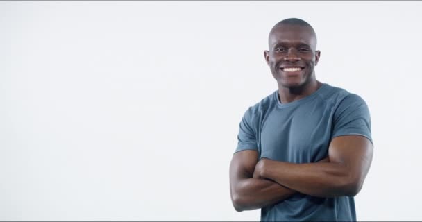 Sorriso Braccia Incrociate Uomo Nero Sfondo Bianco Fitness Promo Con — Video Stock