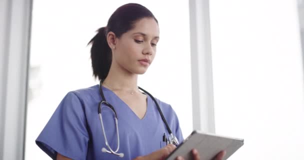 Médico Mulher Tablet Para Serviços Hospitalares Médicos Clínicos Pesquisa Gestão — Vídeo de Stock