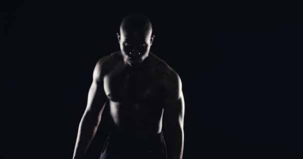 运动员 演播室或战士的脸 准备在黑色背景下面对健康的挑战或健康 在锻炼 运动训练或有力量的锻炼中的战斗 身体或健康的非洲强壮男子 — 图库视频影像