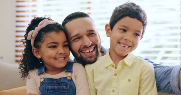 Famiglia Felice Lingua Fuori Papà Farsi Selfie Con Bambini Sul — Video Stock