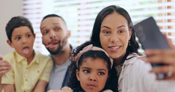 Glückliche Familie Lustiges Gesicht Oder Vater Machen Ein Selfie Mit — Stockvideo