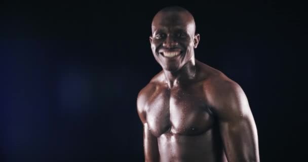 Обличчя Вказуючи Або Чорного Чоловіка Фізичною Підготовкою Мотивацією Або Викликом — стокове відео