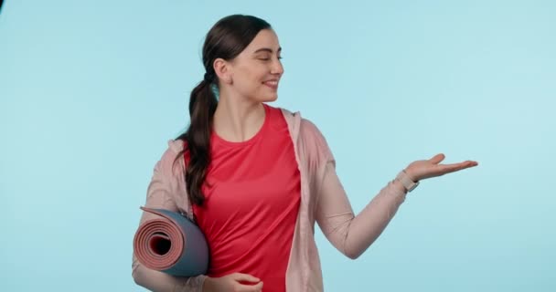 Γυμναστική Παλάμη Και Μια Γυναίκα Στο Στούντιο Για Χαρούμενη Διαφήμιση — Αρχείο Βίντεο