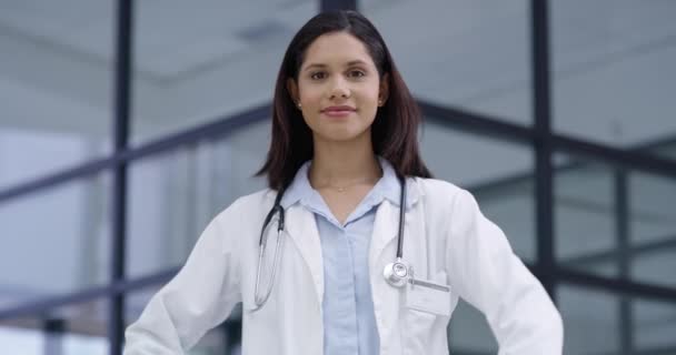 Twarz Szczęśliwa Kobieta Lekarz Ramionami Skrzyżowanymi Szpitalu Pomoc Obsługę Lub — Wideo stockowe