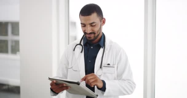 保健和男医生 在医院配片 用于规划 研究或交流 网上手术时间表 远程健康或Faq应用程序的男性外科医生的数字 搜索和肖像 — 图库视频影像