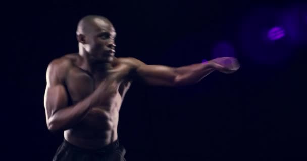 ボクサー スポーツトレーニングで速いパンチで男と手 ボケのオーバーレイでトレーニングと強力な筋肉体 アフリカ アスリート フィットネスモデルのエネルギー スタジオモックアップでの拳闘と黒い背景 — ストック動画