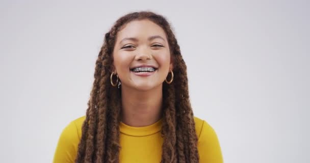 Rostro Sonrisa Mujer Con Pulgares Hacia Arriba Para Éxito Estudio — Vídeos de Stock