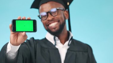 Yeşil ekran, telefon ve siyahi adam pazarlama veya reklam için bir stüdyodan mezun oldu. İşaretleyiciler, krom anahtar ve mavi arka planda cep telefonu olan üniversite öğrencisinin portresi
