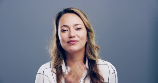 Mujer Golpe Beso Sonrisa Estudio Con Cara Símbolo Amor Signo — Vídeos de Stock