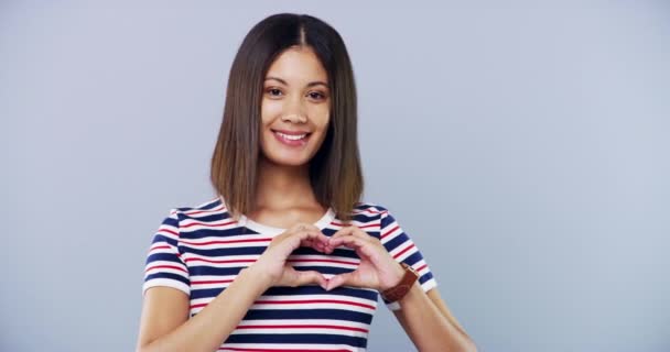 Stüdyodaki Mutlu Kadının Kalbi Elleri Yüzü Gri Arka Planda Destek — Stok video