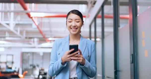 Aziatische Vrouw Modern Kantoor Smartphone Voor Connectiviteit Sociale Media Digitale — Stockvideo