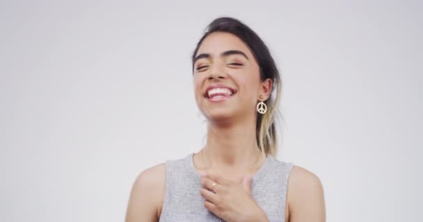 Rire Visage Femme Heureuse Studio Avec Des Nouvelles Drôles Blagues — Video