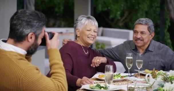 Aile Kamera Kutlama Ile Öğle Yemeği Yemek Yaz Ile Sarılma — Stok video