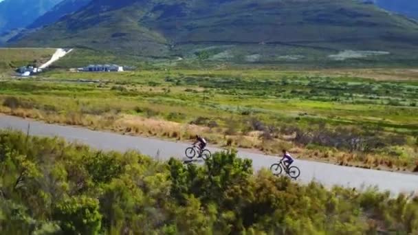 Natureza Campo Antena Pessoas Bicicleta Estrada Para Exercício Treinamento Fitness — Vídeo de Stock