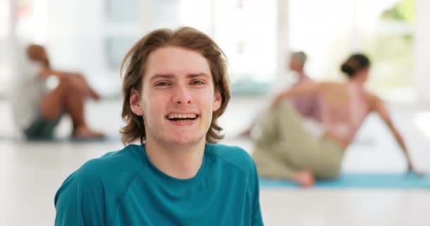 Mann Gesicht Und Lächeln Mit Yoga Für Fitness Bewegung Oder — Stockvideo