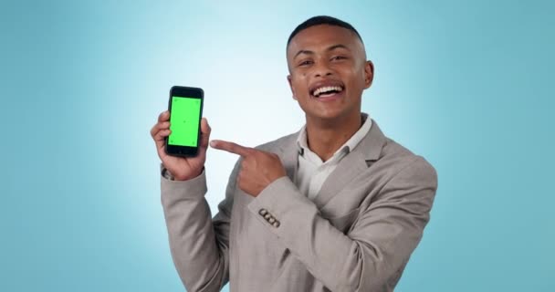 Teléfono Pantalla Verde Hombre Feliz Negocios Apuntando Aplicación Móvil Recomendación — Vídeos de Stock