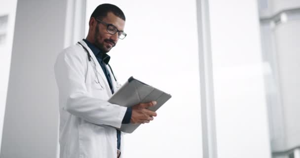 Médico Hombre Pensamiento Con Tableta Hospital Médico Para Software Atención — Vídeos de Stock