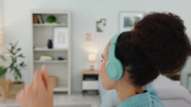 Mujer Negra Danza Música Auriculares Dormitorio Para Relajarse Sentirse Bien — Vídeo de stock