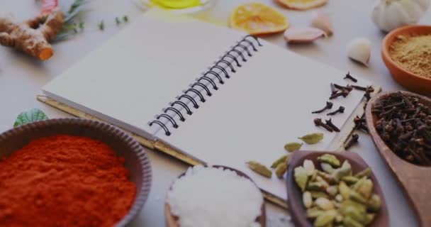 Notizbuch Gewürze Oder Curry Auf Dem Tisch Zum Kochen Essen — Stockvideo