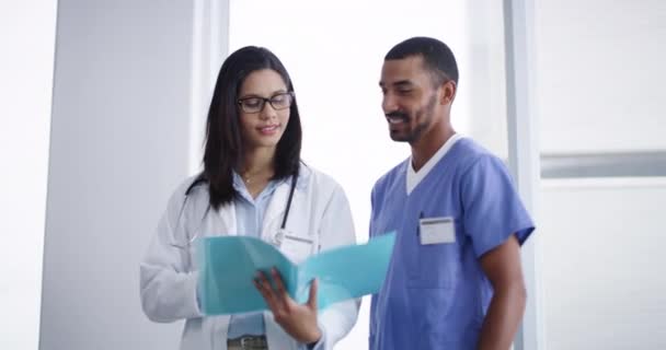 Lachen Artsen Gezicht Van Het Team Het Ziekenhuis Met Medische — Stockvideo
