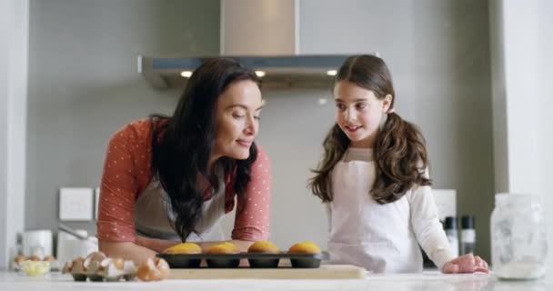 Criança Mãe Assar Cozinha Com Cinco Altos Ensinando Aprendendo Com — Vídeo de Stock