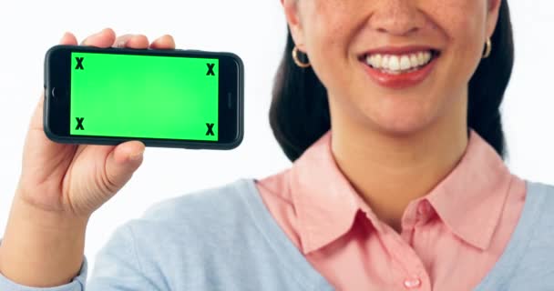 女人和广告手机与绿色屏幕 空间和报名提供在工作室的白色背景 快乐的手机模型 脸和跟踪标记 用于模拟 促销和启动交易 — 图库视频影像
