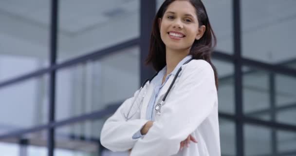 Medische Vrouw Arts Met Glimlach Armen Gekruist Voor Vertrouwen Geneeskunde — Stockvideo