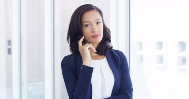 Tvář Vážné Podnikatelské Ženy Uvažující Úřadu Důvěrou Řešení Nebo Ambiciózní — Stock video