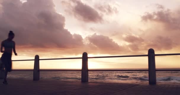 Vrouw Zonsondergang Silhouet Met Hardlopen Het Strand Voor Fitness Snelheid — Stockvideo