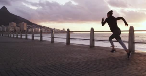 Vrouw Zonsopgang Hardlopen Het Strand Voor Fitness Actie Snelheidstraining Voor — Stockvideo