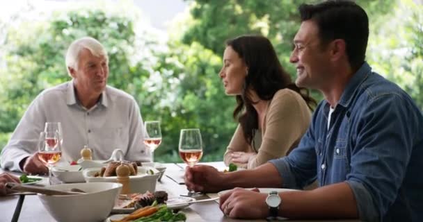 Familia Almuerzo Sonrisa Hombre Una Mesa Jardín Para Social Mientras — Vídeo de stock
