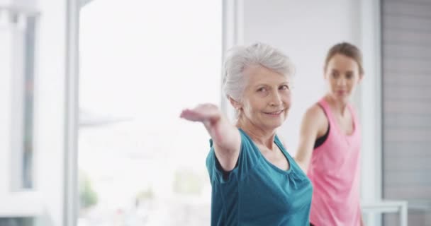 Seniorka Fitness Osobní Trenérka Jógy Třídy Pomoci Instruktorky Cvičení Rovnováhy — Stock video