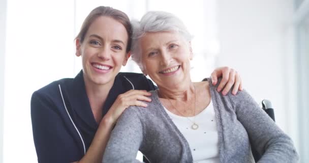 照顾者 老年妇女和幸福的脸在养老院里 轮椅的支持和微笑 在医疗保健或医疗诊所与残疾妇女一起进行的退休 病人和理疗师 — 图库视频影像