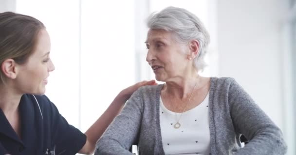 Verzorger Senior Vrouw Praten Verpleeghuis Met Rolstoelondersteuning Glimlach Pensioen Patiënt — Stockvideo