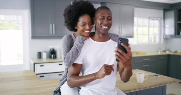 Zuhause Lächeln Und Schwarzes Paar Mit Smartphone Liebe Und Verbindung — Stockvideo