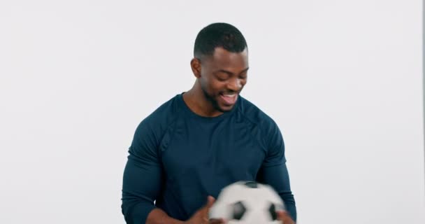 Gezicht Voetbal Vrolijke Zwarte Man Studio Voor Training Training Oefening — Stockvideo