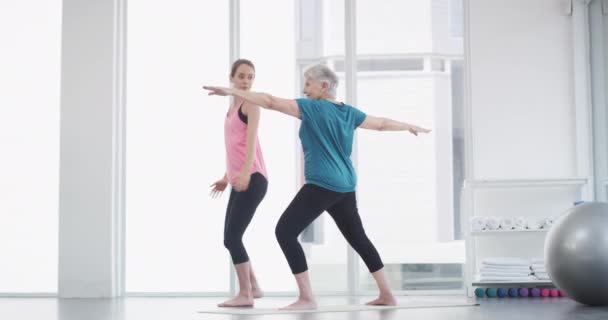 Senior Vrouw Coach Met Stretching Voor Yoga Fitness Training Met — Stockvideo