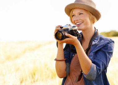 Saha, fotoğrafçı ve kameralı kadın, macera ve düşünce ile fikirler, doğa ve hafıza. Fotoğrafçılık, turizm ve gün ışığı, gülümseme ve seyahatle seyahat eden kişi, kırsal ve kız.