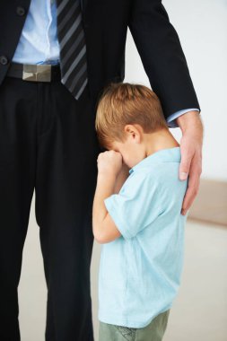 İş adamının korku, endişe ve ilgiyi durdurmak için yaptığı hüzünlü, ağlayan ve otizmli çocuğa iş ve destek. Baba, çocuk ya da akıl sağlığı evde yardım edecek, yorgun ya da profesyonel baba sevgiyle.