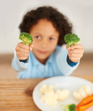 Sağlıklı beslenme, lokantanın sağlığı ya da yemek yemek için brokoli ve sebze tabağı. Erkek, çocuk ya da çocuk gelişimi için havuç veya karnabahar vejetaryen diyeti, lif ya da mineral..